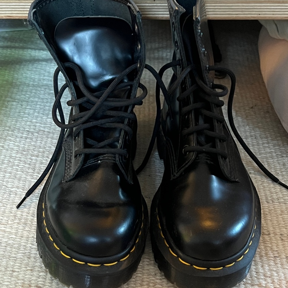 ALMOST NEW, 1460 MARTEN WOMEN'S SMOOTH LEATHER LACE UP BOOTS